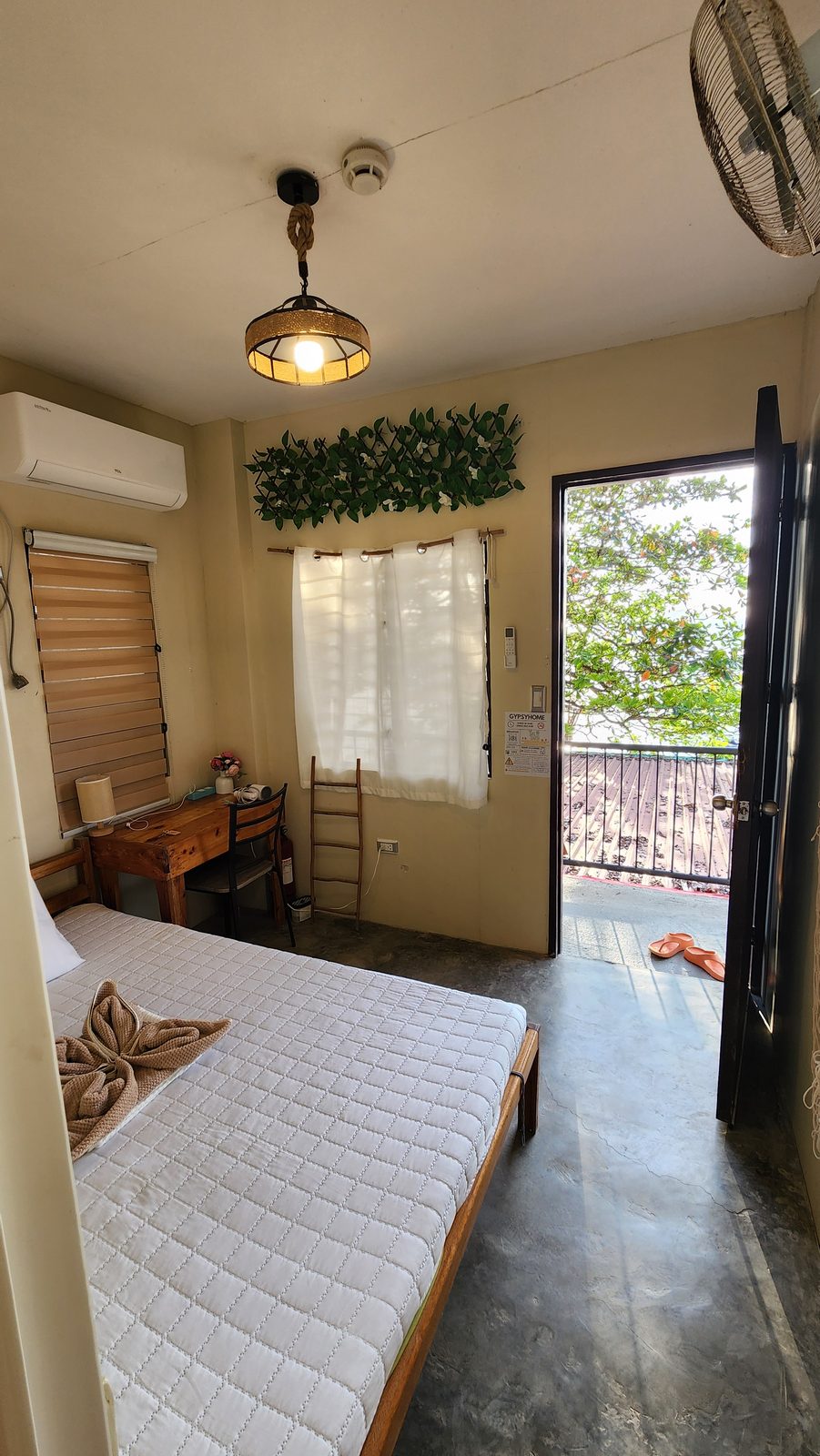 阿尼洛自由潜水住宿的空调客房与打开的阳台门
